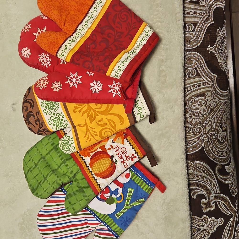 LOW $4.99 Shipping! Lot Of 5 FIVE Colorful Oven Mitt Set